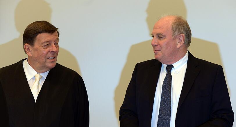 Kurzer Wortwechseln mit seinem Anwalt Hanns W. Feigen.