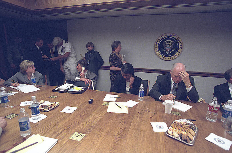 9/11 aus der Sicht der US-Regierung: Interne Fotos aus dem weißen Haus zeigen Vizepräsident Cheney, die Nationale Sicherheitsberaterin Condoleezza Rice, Außenminister Colin Powell und US-Präsident Bush am 11. September 2001.