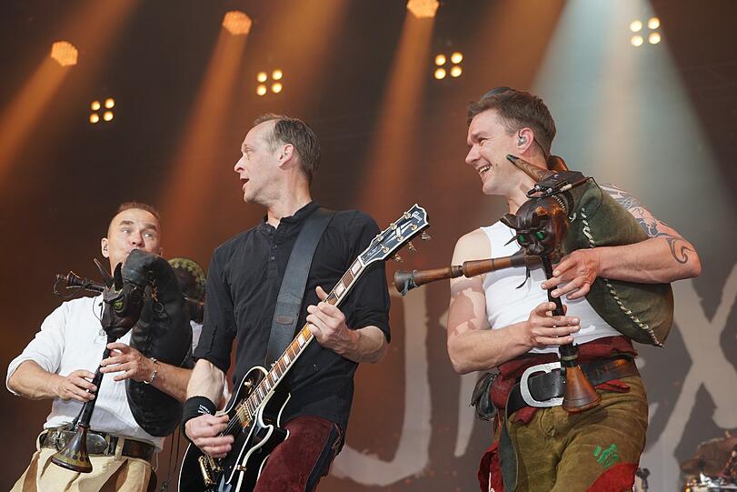 Die Bilder vom ersten Tag des Rockavaria Festivals 2016 im Münchner Olympiapark, hier In Extremo.