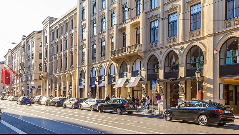 Gewohnter Anblick: Luxusschlitten parken in der Maximilianstraße.