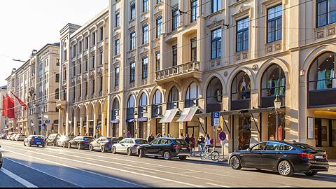 Gewohnter Anblick: Luxusschlitten parken in der Maximilianstraße.