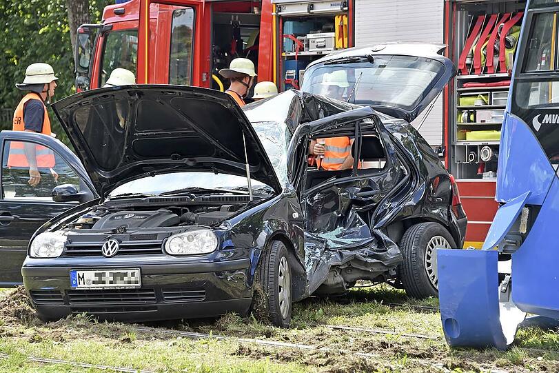 Das völlig eingedrückte Wrack des VW wurde noch ca. 30 Meter mitgeschleift &ndash; die Bilder vom Bergungseinsatz in der Agnes-Bernauer-Straße.