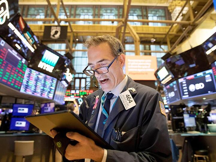 Ein Aktienhändler am Montag an der Börse in New York.