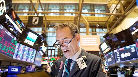 Ein Aktienhändler am Montag an der Börse in New York.
