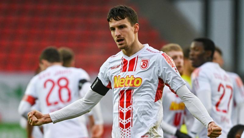 Regensburgs Sebastian Stolze jubelt nach seinem Treffer zum 2:0.