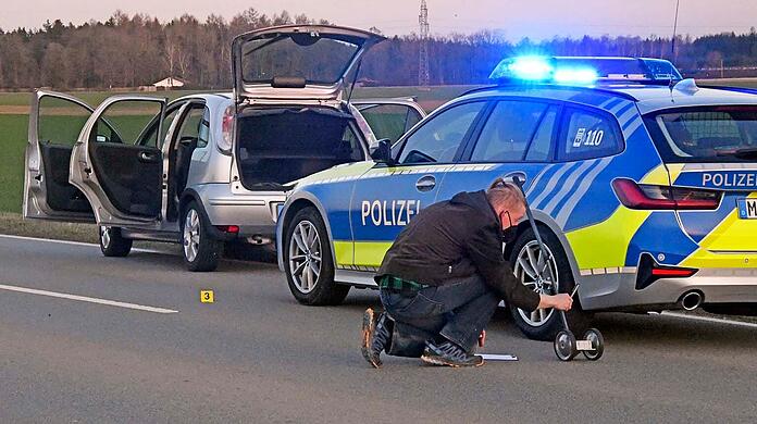 Rund um den Ort, wo die Schüsse fielen, werden Spuren gesichert.