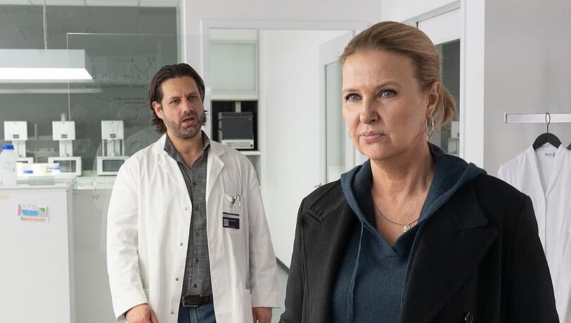 "Die Chefin: Einer von uns": Vera Lanz (Katharina Böhm) besucht Karl Spengler (Adam Bousdoukos) in seinem Labor.