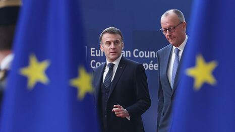 Kommen gemeinsam: Friedrich Merz und Emmanuel Macron.
