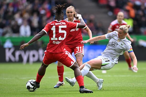 Voller Einsatz: Alexandra Popp (r).