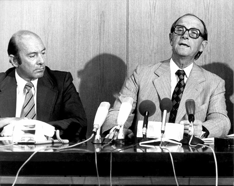 Der damalige baden-w&uuml;rttembergische Ministerpr&auml;sident Hans Filbinger (r.) gibt 1978 in Stuttgart seinen R&uuml;cktritt bekannt und zieht damit die Konsequenzen aus der Kontroverse um seine Rolle als Marinerichter im Zweiten Weltkrieg. Links der damalige Vorsitzende der CDU-Landesgruppe Baden-W&uuml;rttemberg in Bonn, Manfred W&ouml;rner.