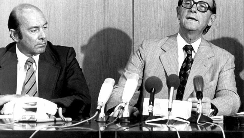 Der damalige baden-württembergische Ministerpräsident Hans Filbinger (r.) gibt 1978 in Stuttgart seinen Rücktritt bekannt und zieht damit die Konsequenzen aus der Kontroverse um seine Rolle als Marinerichter im Zweiten Weltkrieg. Links der damalige Vorsitzende der CDU-Landesgruppe Baden-Württemberg in Bonn, Manfred Wörner. Der damalige baden-württembergische Ministerpräsident Hans Filbinger (r.) gibt 1978 in Stuttgart seinen Rücktritt bekannt und zieht damit die Konsequenzen aus der Kontroverse um seine Rolle als Marinerichter im Zweiten Weltkrieg. Links der damalige Vorsitzende der CDU-Landesgruppe Baden-Württemberg in Bonn, Manfred Wörner.