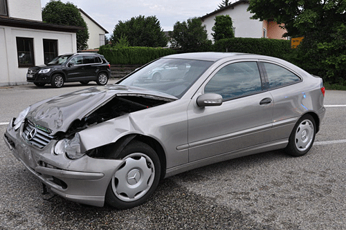 Vom Zusammenprall deutlich gezeichnet: Die Front des Mercedes ist demoliert.
