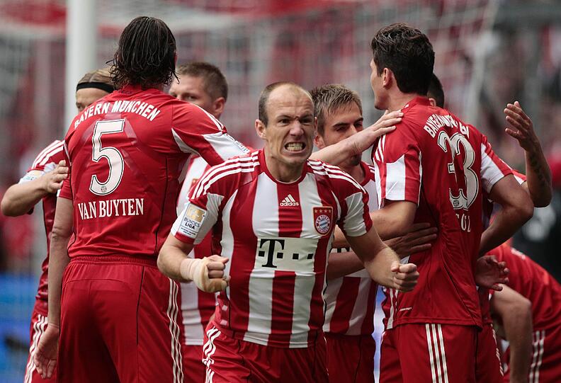 DANIEL VAN BUYTEN (l.): Weitgehend beschäftigungslos in der Defensive. Tut ja auch mal ganz gut. Note: 3