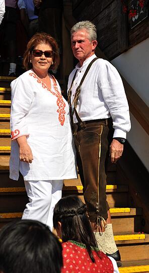Aber nein: Heynckes will scheinbar nur schnell zu seiner Frau Iris. Sie ist heute auch mit dabei.