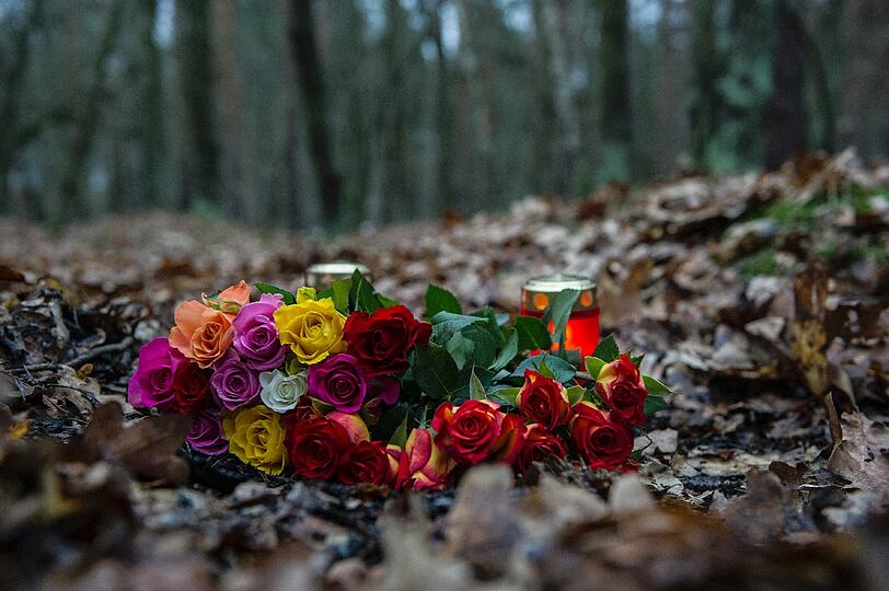 Trauer um die ermordete Maria P.: In dem Waldstück in Berlin-Adlershof legen Menschen Blumen für die 19-Jährige und ihr ungeborenes Kind nieder.