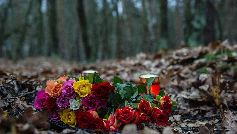 Trauer um die ermordete Maria P.: In dem Waldstück in Berlin-Adlershof legen Menschen Blumen für die 19-Jährige und ihr ungeborenes Kind nieder. Trauer um die ermordete Maria P.: In dem Waldstück in Berlin-Adlershof legen Menschen Blumen für die 19-Jährige und ihr ungeborenes Kind nieder.