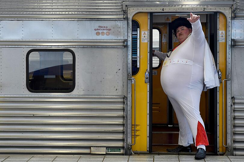 In Parkes (New South Wales) findet zur Zeit ein Elvis-Festival statt. Der Imitator Sean Wright posiert hier für die Presse, bevor er einen Zug besteigt, der eigens für das Festival gemietet wurde.