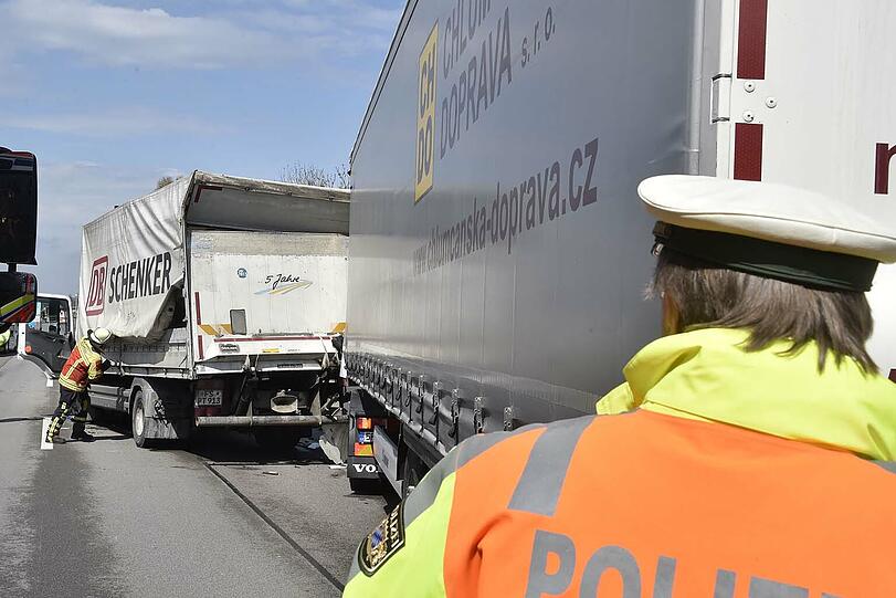 Auf der A9 krachten vier Lkw ineinander. Es kam zu langen Rückstaus und Verkehrsbehinderungen.