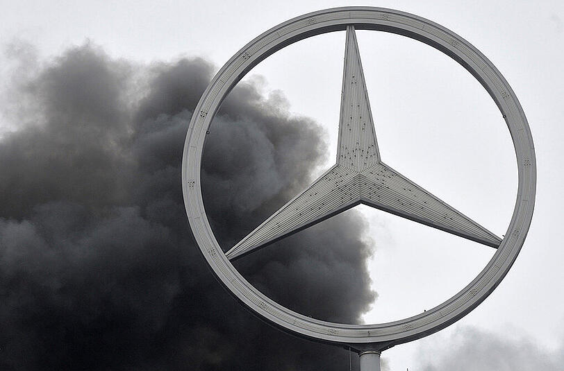 Das Europacenter in Berlin Charlottenburg: Am Dienstagmittag schlugen Flammen vom Dach. Die Bilder.