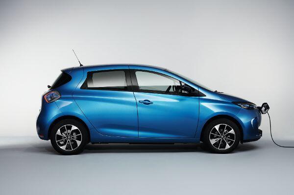 Der bisherige Akku des Zoe konnte 22 kWh speichern, beim neuen Modell sind es 41 kWh. Die Ladedauer variiert je nach Art des Stromspenders sehr stark von 4,5 bis zu 25 Stunden an der Haushaltssteckdose mit 10 Ampere Absicherung.