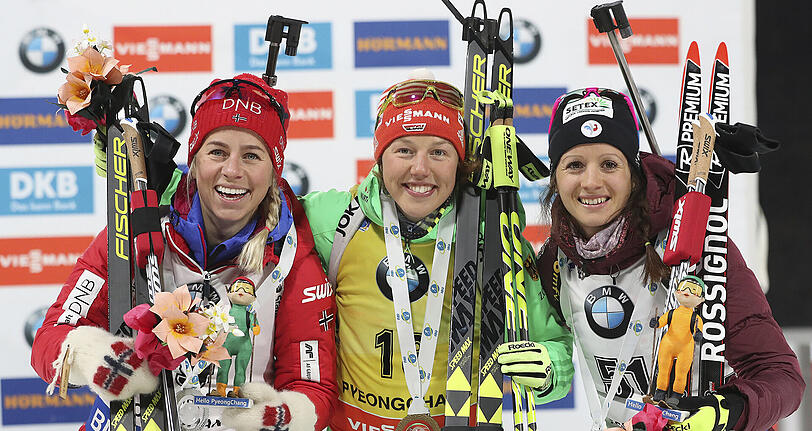 Laura Dahlmeier (M) hat vor Tiril Eckhoff (l) aus Norwegen und der Französin Anais Chevalier gesiegt.