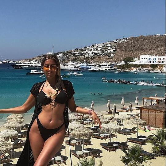 Selbstbewusst und stolz: Sängerin Senna Gammour im Urlaub