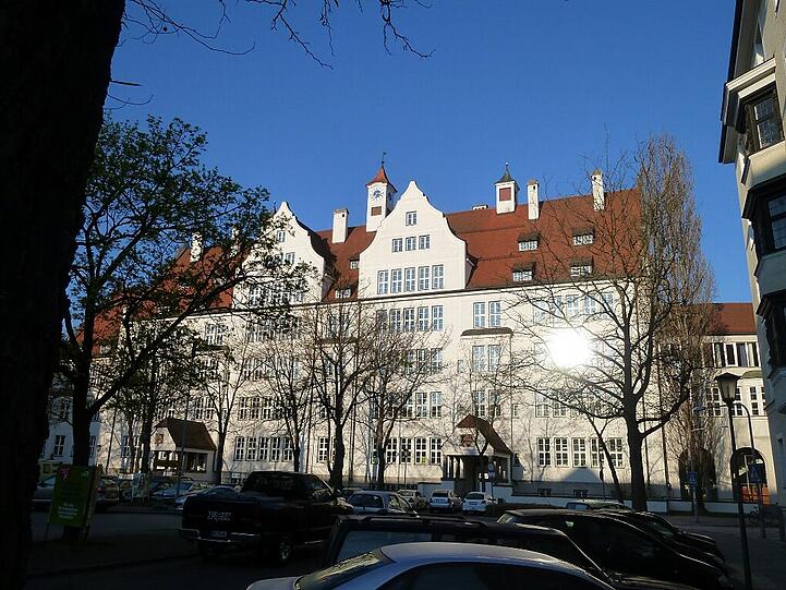 Die Grundschule am Agilolfingerplatz.