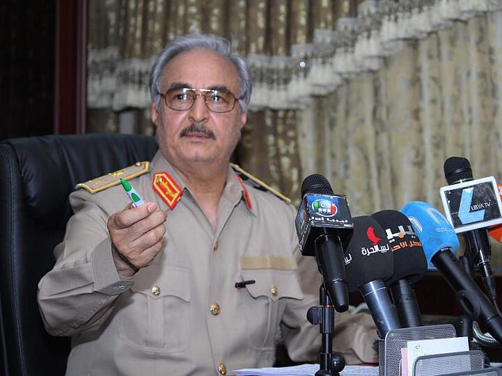 Der einflussreiche General Chalifa Haftar gab seinen Truppen den Befehl zum Vormarsch auf die Hauptstadt Tripolis, wo die international anerkannte Regierung sitzt.