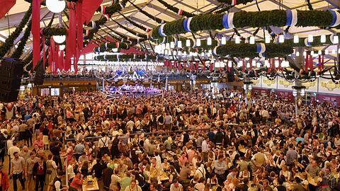 Ob es nächsten Herbst wieder eine Wiesn gibt, ist noch lange nicht klar. Eine Eventagentur bietet trotzdem schon jetzt Tischreservierungen für Wucherpreise an - auch für die Schottenhamel Festhalle.