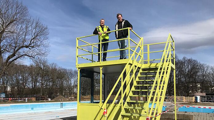 Alexander Steger (l.), Architekt bei den SWM, und Jonas Schmeling haben die Übergabe klargemacht: Das kultige Rettungshäusl aus dem Georgenschwaige-Bad kommt zum Bahnwärter Thiel.