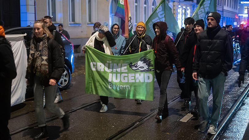 Die Grüne Jugend vertritt traditionell linkere Positionen als die Mutterpartei. Zum Beispiel hier auf einer Demo für höhere Steuern für Reiche.