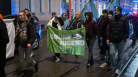 Die Grüne Jugend vertritt traditionell linkere Positionen als die Mutterpartei. Zum Beispiel hier auf einer Demo für höhere Steuern für Reiche.