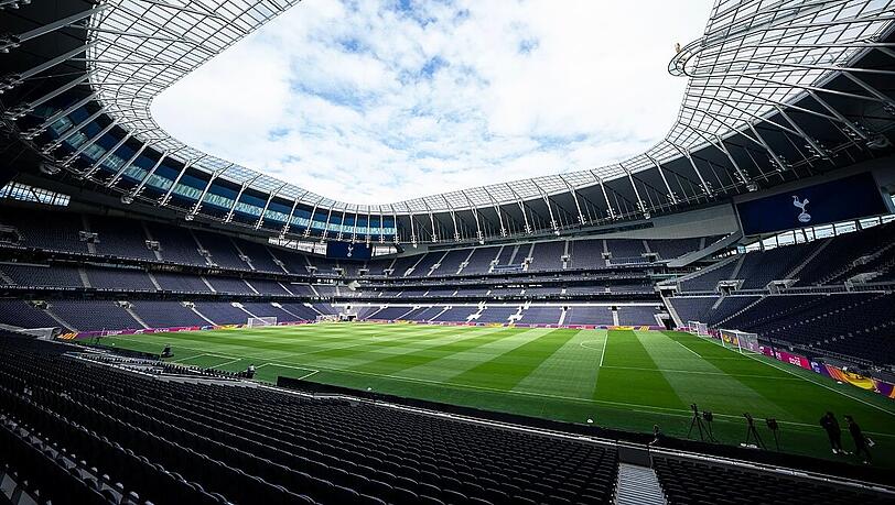 Noch müssen die Fans vor dem Hotspurs Stadium warten.