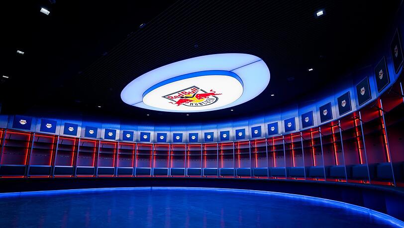 Ein Bild, das man bisher nur aus der NHL kennt: Die neue Kabine des EHC Red Bull München im SAP Garden.