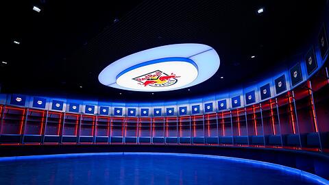Ein Bild, das man bisher nur aus der NHL kennt: Die neue Kabine des EHC Red Bull München im SAP Garden.