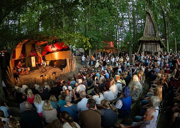 Gaukler musizieren und zeigen ihre Kunststücke auf der Waldbühne, eine der fünf Bühnen auf dem Kaltenberger Gelände. Gaukler musizieren und zeigen ihre Kunststücke auf der Waldbühne, eine der fünf Bühnen auf dem Kaltenberger Gelände.