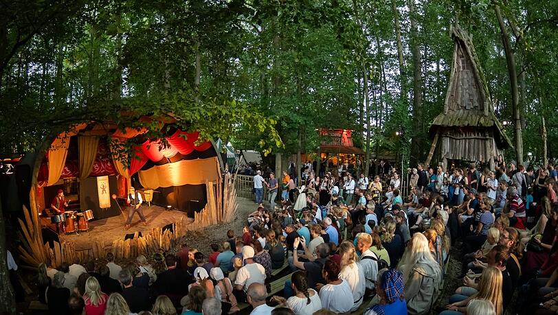 Gaukler musizieren und zeigen ihre Kunststücke auf der Waldbühne, eine der fünf Bühnen auf dem Kaltenberger Gelände.