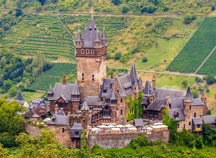 Auf einem Berg thront die Burganlage Cochem über der gleichnamigen rheinland-pfälzischen Stadt an der Mosel. Als Zollburg wurde der Bau wohl bereits um 1100 errichtet. Im 17. Jahrhundert wurde die mittelalterliche Gipfel- oder Höhenburg wurde jedoch zerstört und etwa hundert Jahre später im Stil der Burgenromantik neugotisch wieder neu errichtet. Auf einem Berg thront die Burganlage Cochem über der gleichnamigen rheinland-pfälzischen Stadt an der Mosel. Als Zollburg wurde der Bau wohl bereits um 1100 errichtet. Im 17. Jahrhundert wurde die mittelalterliche Gipfel- oder Höhenburg wurde jedoch zerstört und etwa hundert Jahre später im Stil der Burgenromantik neugotisch wieder neu errichtet.