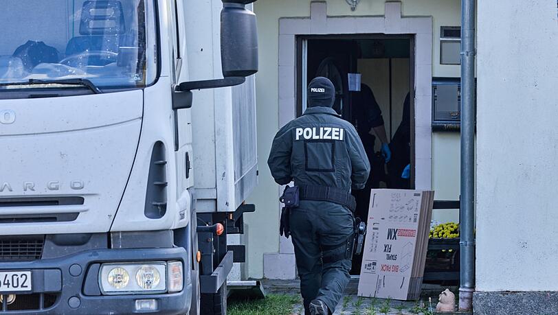 Im Rahmen von Ermittlungen zur mutma&szlig;lichen Verbreitung von Nazi-Musik durchsuchen zahlreiche Polizisten Objekte.