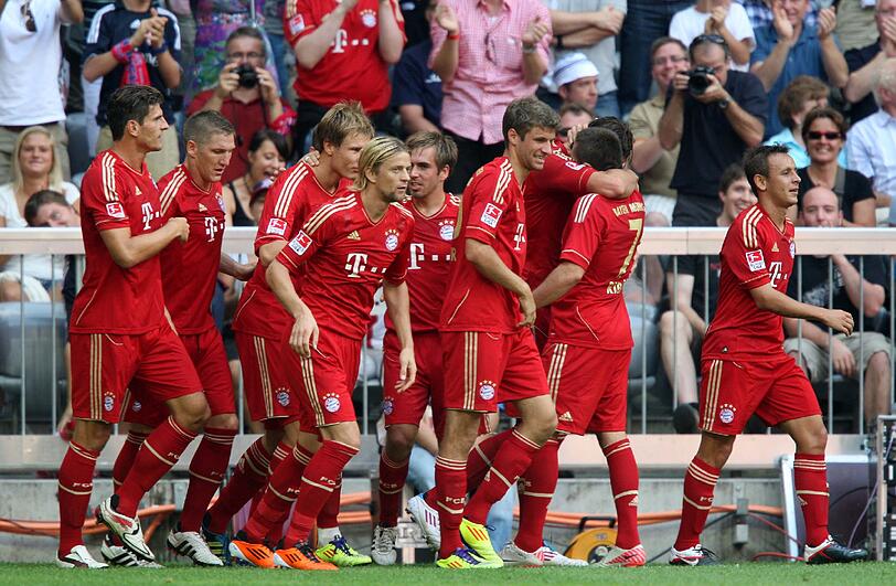 PHILIPP LAHM (hinten Mitte): Sehr aufmerksam, ein frecher Balldieb in vielen Situationen. Wurde aber auch kaum gefordert, so macht's Spaß &ndash; auch in der Sonne. NOTE 2
