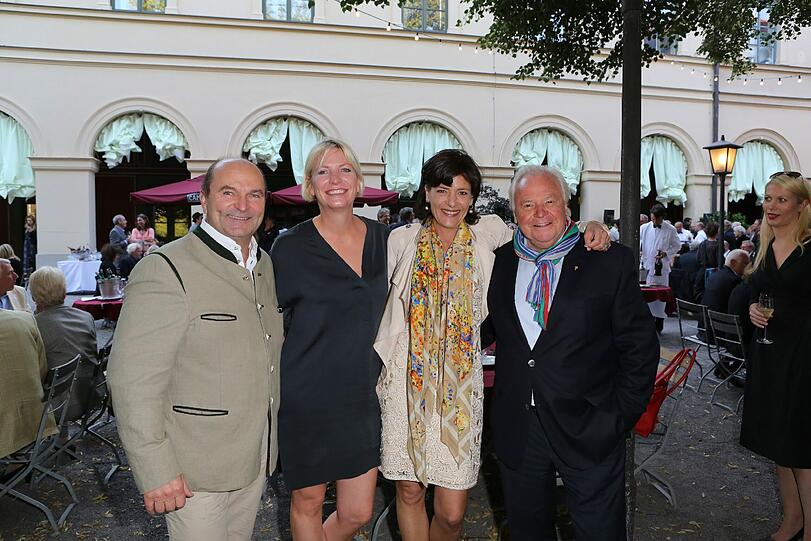 Sepp Krätz mit Ehefrau Tina Fichtel und Eckart Witzigmann mit Freundin Nicola Schnelldorfer.