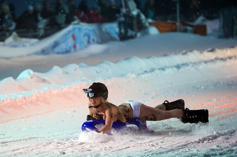 Schnelle Kurven, rasante Fahrten und tiefe Einblicke. Die Bilder von der irren Nackt-Rodel-Gaudi in Altenberg.