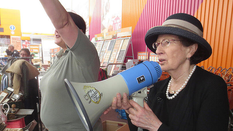 Heide Simonis auf dem Kieler Flohmarkt: "Man muss jönne könne" Heide Simonis auf dem Kieler Flohmarkt: "Man muss jönne könne"