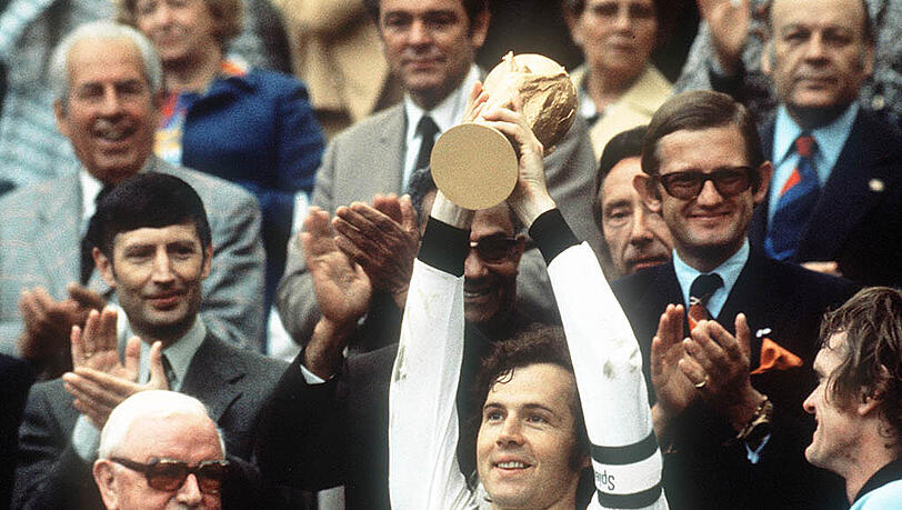 Sein größter Triumph als Spieler: Beckenbauer mit dem WM-Pokal 1974. Sein größter Triumph als Spieler: Beckenbauer mit dem WM-Pokal 1974.