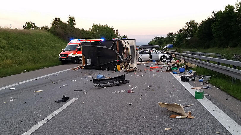 Der Wohnwagen ist komplett zerstört, das Zugfahrzeug landete in der Leitplanke. Ingesamt kamen drei Verletzte ins Krankenhaus. Die Bilder von der A7.