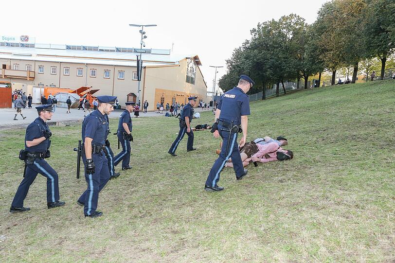 Die AZ hat die Polizisten der Wiesnwache für einen Tag begleitet: Wegerklärungen, "Kotzhügel"-Besuche, Festnahmen und einiges mehr - klicken Sie sich durch die Bilderstrecke.