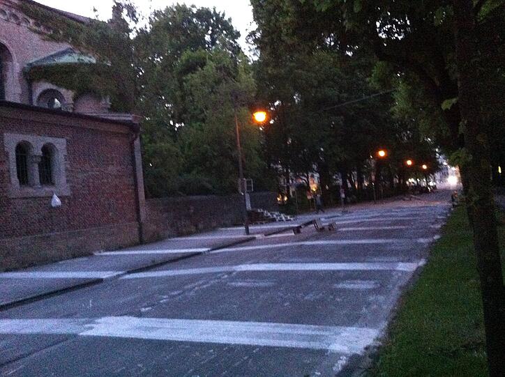 Auto-Sperre am "Isarboulevard": Hier war am Wochenende Platz für weiße Kunst, und für die Fußgänger.