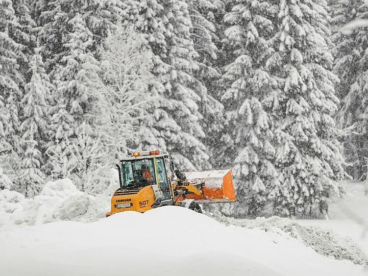 Ein Schneepflug räumt Schnee im österreichischem Saalfeld. Immer mehr Orte sind aufgrund der sehr großen Lawinengefahr nicht mehr erreichbar - darunter auch der Ort Galtür in Tirol.