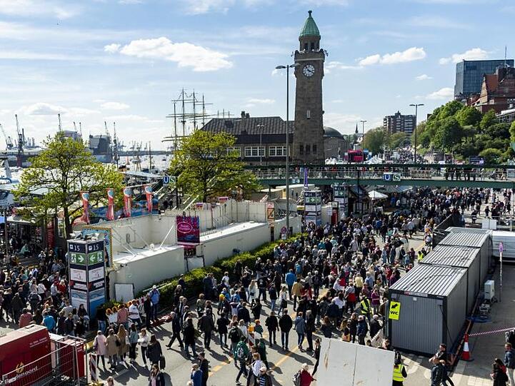 Menschenmassen sind während des Hamburger Hafengeburtstags an den Landungsbrücken unterwegs. Dort zündete der Unbekannte den schlafenden Obdachlosen an.