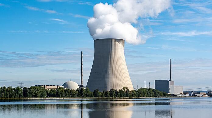 Soll das Atomkraftwerk Isar II weiterlaufen? OB Dieter Reiter spricht sich dagegen aus.
